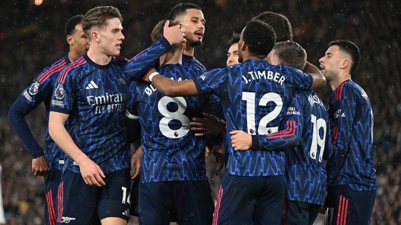 大谷翔平在 2024 年达成单季 400 垒打数，成为 21 世纪以来首位达标的球员